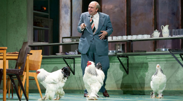 Pilsētas galva Skvozņiks–Dmuhonovskis, ko spēlē Mihaels Mertenss, ir tramīgs kā stirna un allaž norūpējies, bet pa īstam nobijies te tomēr nav neviens.