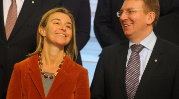 Eiropas Savienības Augstās pārstāve ārlietās un drošības politikas jautājumos un Eiropas Komisijas viceprezidente Federika Mogerīni un ārlietu ministrs Edgars Rinkēvičs pirms Latvijas valdības un Eiropas Komisijas komisāru kopīgās fotografēšanās Latvijas Nacionālajā bibliotēkā. Foto: Ieva Lūka, LETA