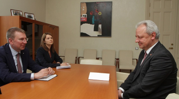 29.jūnijā ārlietu ministrs Edgars Rinkēvičs tikās ar Beļģijas Karalistes vēstnieku Latvijā Franku Arnautu (Frank Arnauts), kurš bija ieradies atvadu vizītē. Foto: Ārlietu ministrija