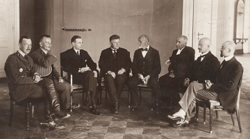 Rainis diplomāts — ar Latvijas delegācijas dalībniekiem 1920.gada Baltijas valstu konferencē Bulduros. No kreisās: K.Ramats, P.Radziņš, Zigfrīds Anna Meierovics, Kārlis Ulmanis, Rainis, K.Kasparsons, V.Zāmuels, H.Albats.