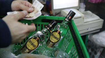 Kā parasti grūtos laikos, Krievijā šņabja cenas tiek samazinātas. Foto: ITAR-TASS/LETA