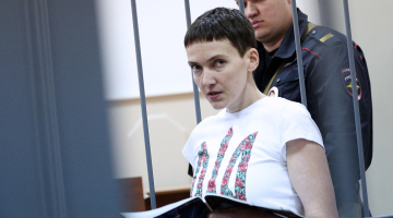Nadežda Savčenko Maskavas tiesā. Foto: ITAR-TASS/LETA