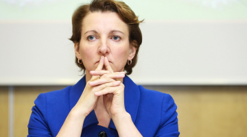 Izglītības ministre Mārīte Seile atcēla skolēnu dziesmu un deju svētku gājienu, taču liela daļa dalībnieku tomēr devās gājienā. Foto: Dmitrijs Suļžics, F64