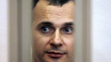 Ukrainas kinorežisors Oļegs Sencovs tiesas zālē. Foto: AFP/LETA