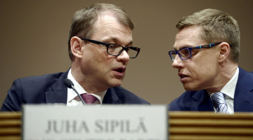 Juha Sipila (no kreisās) un Aleksandrs Stubs. Foto: AFP/LETA