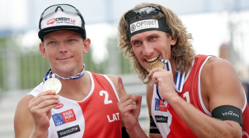 Pludmales volejbolisti Jānis Šmēdiņš (no kreisās) un Aleksandrs Samoilovs ar Eiropas zelta medaļām. Foto: EPA/LETA