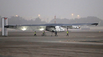 "Solar Impulse 2" lidmašīna gatavojas pacelties no Abū Dabi lidlauka. Foto: EPA/LETA