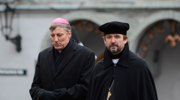 Katoļu baznīcas arhibīskaps Zbigņevs Stankēvičs (no kreisās) Krusta ceļā plecu pie pleca ar luterāņu arhibīskapu Jāni Vanagu. Foto: Gints Ivuškāns, F64