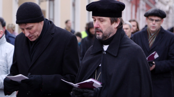Romas Katoļu baznīcas arhibīskaps-metropolīts Zbigņevs Stankevičs (no kreisās) un Latvijas evaņģēliski luteriskās baznīcas arhibīskaps Jānis Vanags piedalās Lielās Piektdienas lūgšanu gājienā - ekumēniskajā krusta ceļā. Foto: Edijs Pālens, LETA