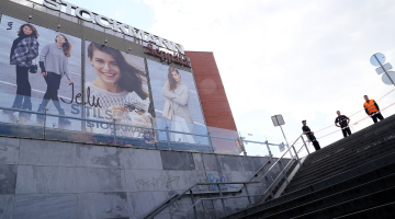 Pagaidām Rīgas centrā vēl redzami abi zīmoli - gan "Stockmann", gan "Seppälä". Foto: Evija Trifanova, LETA