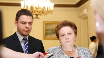 Laimdota Straujuma (no labās) un NA Saeimas deputāts Edvīns Šnore preses konferencē par bēgļu uzņemšanas jautājumu. Foto: Evija Trifanova, LETA