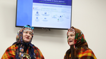 Suitu sievas reklamē ne tikai e-pakalpojumus. Foto: Evija Trifanova, LETA