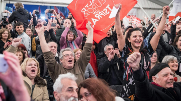 Kreiso partijas SYRIZA atbalstītāji līksmo. Foto: AFP/LETA