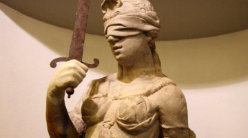 Temīdas statuja. Foto: Sarmīte Livdāne, LU muzejs