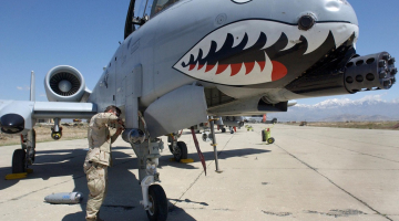 ASV tanku iznīcinātājlidmašīna "Thunderbolt II" tiek sagatavota lidojumam. Foto: AFP/LETA