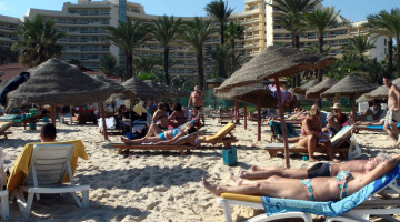 Tunisijas pilsētas Sūsas pludmale pērngada rudenī. Foto: AFP/LETA