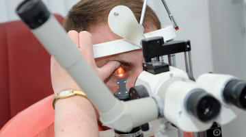 Paula Stradiņa klīniskās universitātes slimnīcā pagājušajā gadā veica bojātās acs pārbaudi Ukrainas protestos cietušajam Vladimiram Šumeiko. Foto: Ieva Lūka, LETA