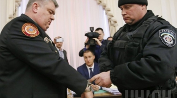 Ukrainas Ārkārtas situāciju dienesta vadītājs Sergijs Bočkovskis (pa kreisi) tiek aizturēts valdības sēdes laikā. Foto no UNIAN
