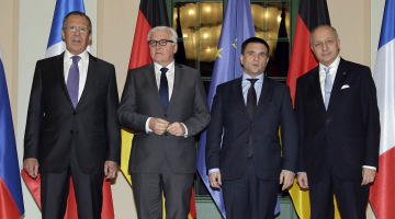 Četru valstu ārlietu ministri tikšanās laikā Berlīnē: (no kreisās) Krievijas ministrs Sergejs Lavrovs, Vācijas ministrs Franks Valters Šteinmeiers, Ukrainas ministrs Pavlo Kļimkins un Francijas ministrs Lorēns Fabiuss. Foto: AFP/LETA