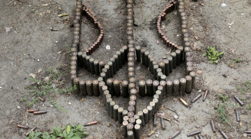 Ukrainas ģerboni no ložu čaulītēm izveidojuši karavīri, kas atrodas pozīcijās pie Krimskas. Foto: AFP/LETA