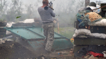 Ukrainas karavīrs Doņeckas apgabalā šauj no granātmetēja. Foto: AFP/LETA