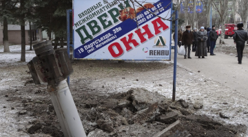 Kramatorskas centrs otrdien - separātistu izšautā raķete iestrēgusi zemē pilsētā. Foto: EPA/LETA