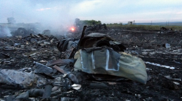 Ukrainā pērn notriektās Malaizijas pasažieru lidmašīnas atliekas. Foto: LETA-AFP