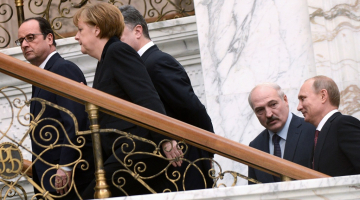 Valstu līderi tikšanās laikā Minskā ceturtdien - Francijas prezidents Fransuā Olands (no kreisās), Vācijas kanclere Angela Merkele, Ukrainas prezidents Petro Porošenko, aiz viņiem iet Krievijas prezidents Vladimirs Putins un Baltkrievijas prezidents Aleksandrs Lukašenko. Foto: ITAR-TASS/LETA