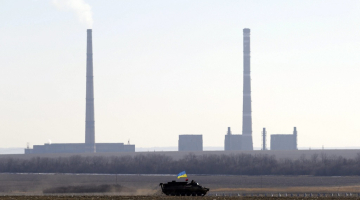 Ukrainas armijas bruņutransportieris pie Rotijciema Austrumukrainā netālu no Debaļcevas. Foto: EPA/LETA