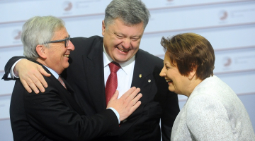 Eiropas Komisijas prezidents Žans Klods Junkers (no kreisās), Ukrainas prezidents Petro Porošenko un Ministru prezidente Laimdota Straujuma oficiālās sarokošanās laikā pirms Austrumu partnerības samita Latvijas Nacionālajā bibliotēkā. Foto: Ieva Lūka, LETA