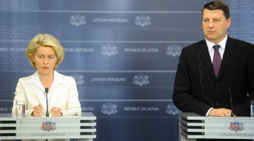 Vācijas aizsardzības ministre Urzula fon der Leiena un Latvijas aizsardzības ministrs Raimonds Vējonis piedalās preses konferencē pēc tikšanās Ministru kabinetā. Foto: Ieva Lūka, LETA