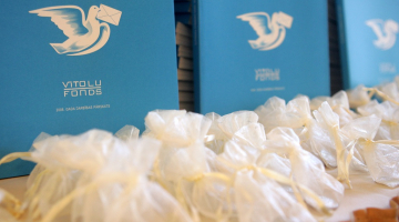 Vītolu fonda ceļamaize stipendiātiem. Foto: Ieva Čīka, LETA