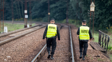 Polijas dzelzceļa apsardze dodas apgaitā Valbžihas tuvumā. Foto: AFP/LETA