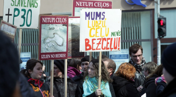 Pie Ministru kabineta ēkas pirms diviem gadiem pilsoniskās akcijas "Vecpiebalgas ceļam būt!" rīkotā sapulce, lai panāktu nekavējošu valsts autoceļa P30 Cēsis-Vecpiebalga-Madona atjaunošanas sākšanu. Foto: Ieva Čīka, LETA