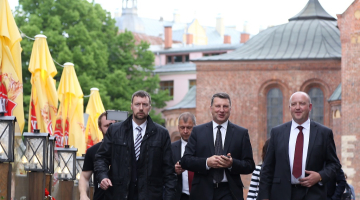 Jaunievēlētais Valsts prezidents Raimonds Vējonis kopā ar apsargiem pēc savas pirmās intervijas Latvijas Radio pēc ievēlēšanas prezidenta amatā. Foto: Evija Trifanova, LETA
