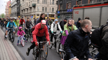 Velobraucēji Rīgā ''Kritiskās masas'' akcijas laikā. Foto: Edijs Pālens, LETA