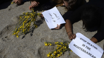 Demonstranti Spānijas Vidusjūras piekrastes pilsētā 9.maijā aicināja apturēt bēgļu bojāeju jūrā. Foto: AFP/LETA