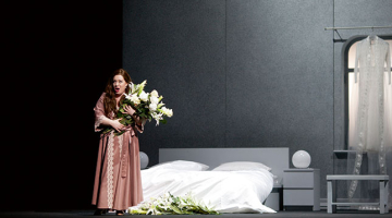 Viss pārvērtīsies: saderināšanās ziedi par kapa puķēm, līgavas šķidrauts — par miroņautu. Vīlas ir mistikas un priekšnojautu opera. Anna — Inga Kalna.