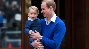 Princis Viljams ar dēlu Džordžu ierodas slimnīcā pie Keitas un jaundzimušās meitiņas. Foto: EPA/LETA
