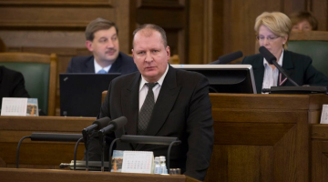 Saeimas deputāts Andris Vilks no Nacionālās apvienības tribīnē. Foto no Saeimas