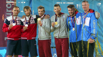 Mārtiņš Pļaviņš (trešais no kreisās) un Haralds Regža uz goda pjedestāla Baku spēlēs kopā ar otrās vietas ieguvējiem no Krievijas Dmitriju Barsuku un Jaroslavu Koškarevu, kā arī bronzas medaļu ieguvējiem čehiem Janu Hadravu un Premislu Kubalu. Foto: EPA/LETA