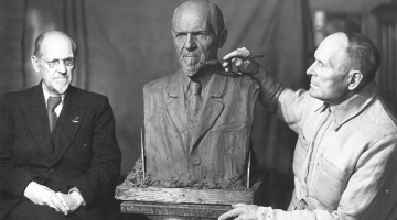 Augusts Kirhenšteins pozē tēlniekam Gustavam Šķilteram, 50.gadi. Fotogrāfs nezināms.