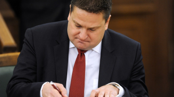 Dzintars Zaķis paraksta 12.Saeimas deputāta zvērestu. Foto: Edijs Pālens, LETA