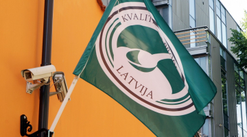 Ilustratīvs attēls - Zaļās karotītes kvalitātes karogs. Foto: Ieva Čīka, LETA