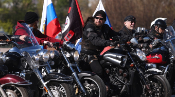 "Nakts vilki" un Aleksandrs Zaldostanovs (centrā) Maskavas Poklonnaja gora. Foto: ITAR-TASS/LETA