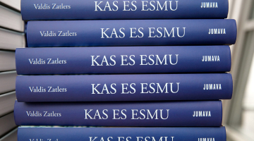 Eksprezidents Valdis Zatlers, cerams, ir atbildējis uz jautājumu "kas es esmu?" savā memuāru grāmatā. Bet kādam jābūt Valsts prezidentam - tas joprojām ir atvērts jautājums. Foto: Ieva Čīka, LETA