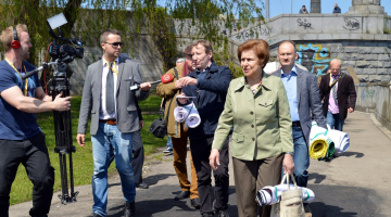 Dodas pelnīt Kremļa naudu - Latvijas Krievu savienības līdere un Eiropas Parlamenta deputāte Tatjana Ždanoka šogad pavasarī ierodas uz protesta akciju "Par Eiropu no Dublinas līdz Vladivostokai" pie Latvijas Nacionālās bibliotēkas Austrumu partnerības samita laikā. No viņas pa kreisi Krievijas atbalstītājs Jurijs Petropavlovskis, pa labi - Latvijas Krievu savienības pārstāvis Miroslavs Mitrofanovs. Foto: Elvis Dāgs Vīgants, LETA