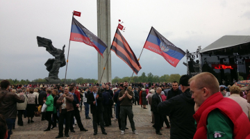 Pērn 9.maijā pie Uzvaras pieminekļa. Autores foto