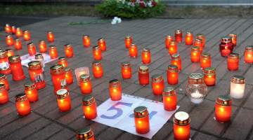 Zolitūdes traģēdijas vietā piemin bojāgājušos. Foto: Ieva Lūka, LETA