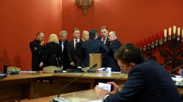 Parlamentārās izmeklēšanas komisija par Zolitūdes traģēdiju. Artuss Kaimiņš - nomaļus no pulciņa. Foto: Dmitrijs Suļžics, F64